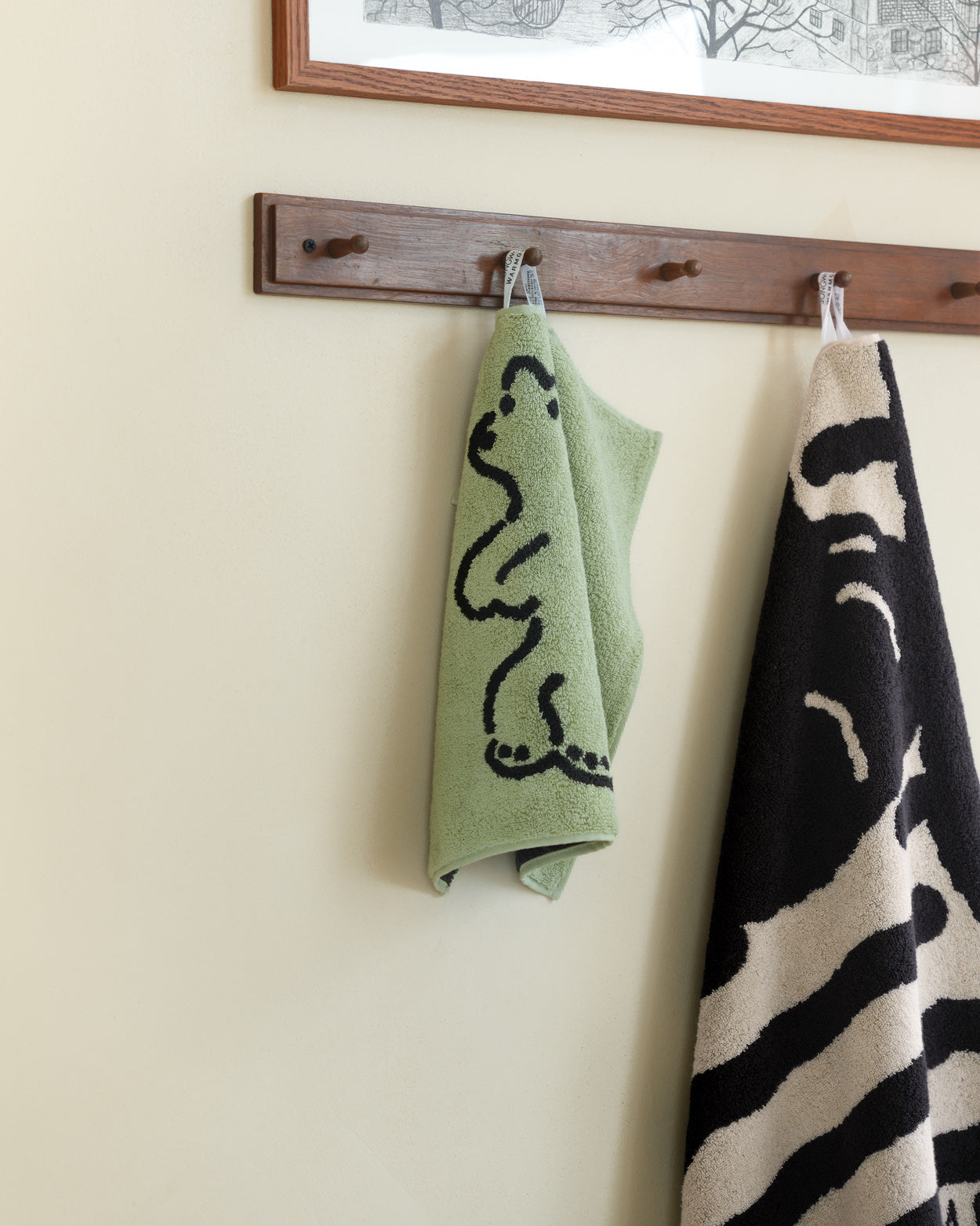 HUGGY BEAR HAND TOWEL - OLIVE