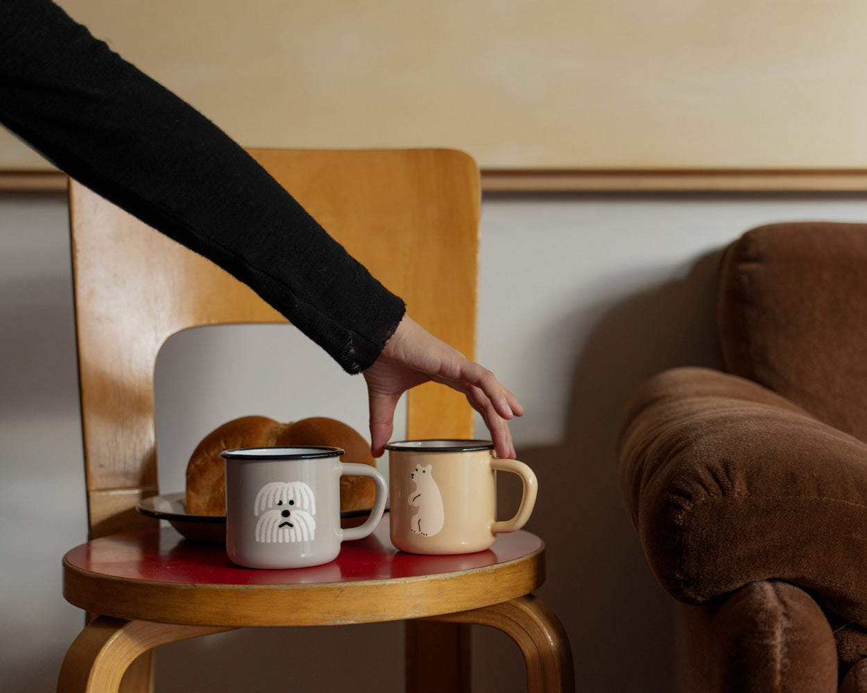 HUGGY BEAR BEIGE ENAMEL MUG CUP