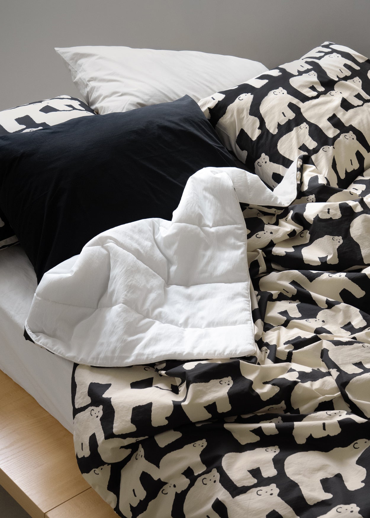 POLAR BEARS BLACK MODAL SUMMER COMFORTER