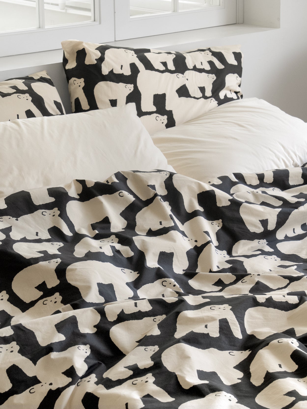 POLAR BEARS BLACK PILLOW CASE (2size)