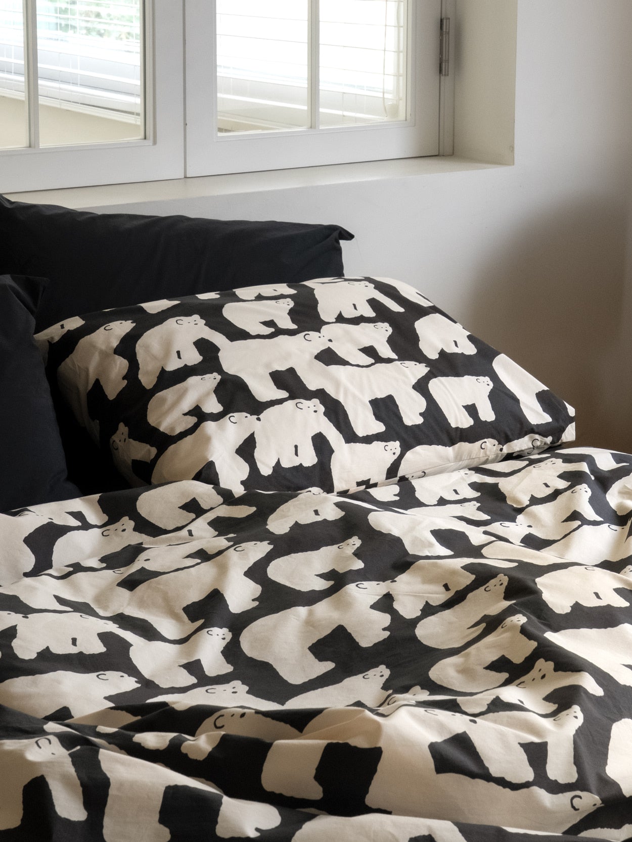 POLAR BEARS BLACK MODAL SUMMER COMFORTER