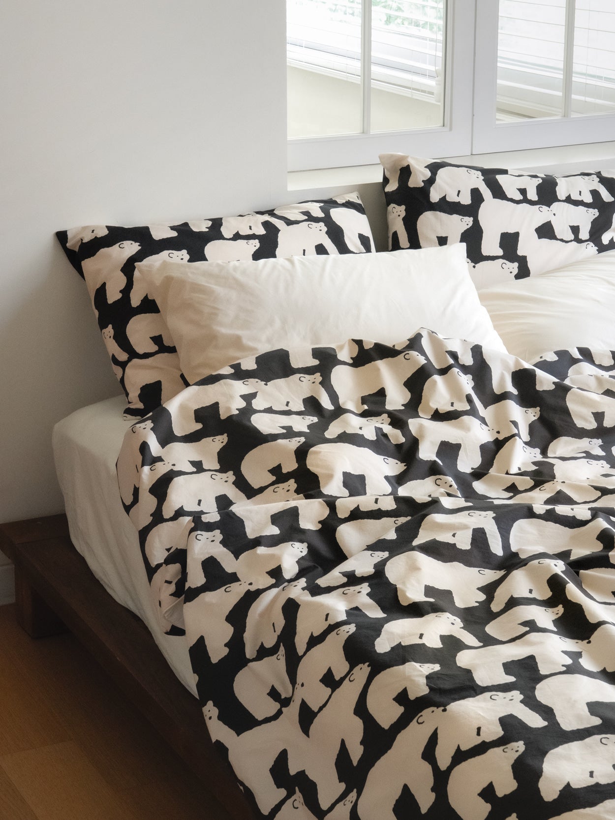 POLAR BEARS BLACK PILLOW CASE (2size)