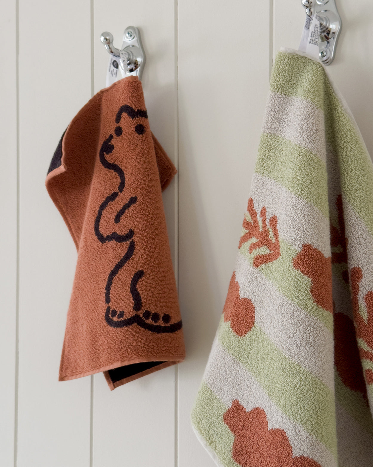 HUGGY BEAR HAND TOWEL - BRICK