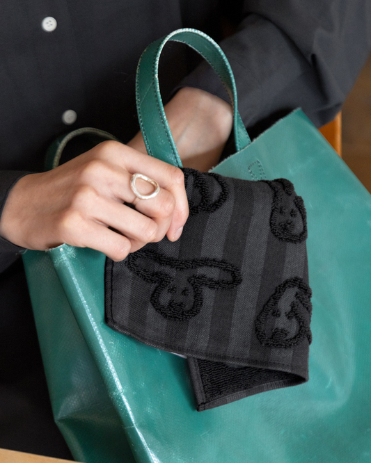 BUNNY BUNNY HAND CLOTH - BLACK