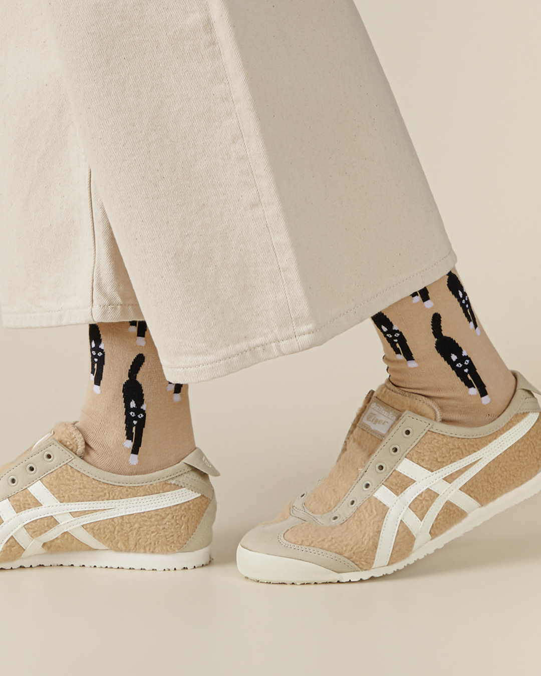 CAT COMING SOCKS - BEIGE