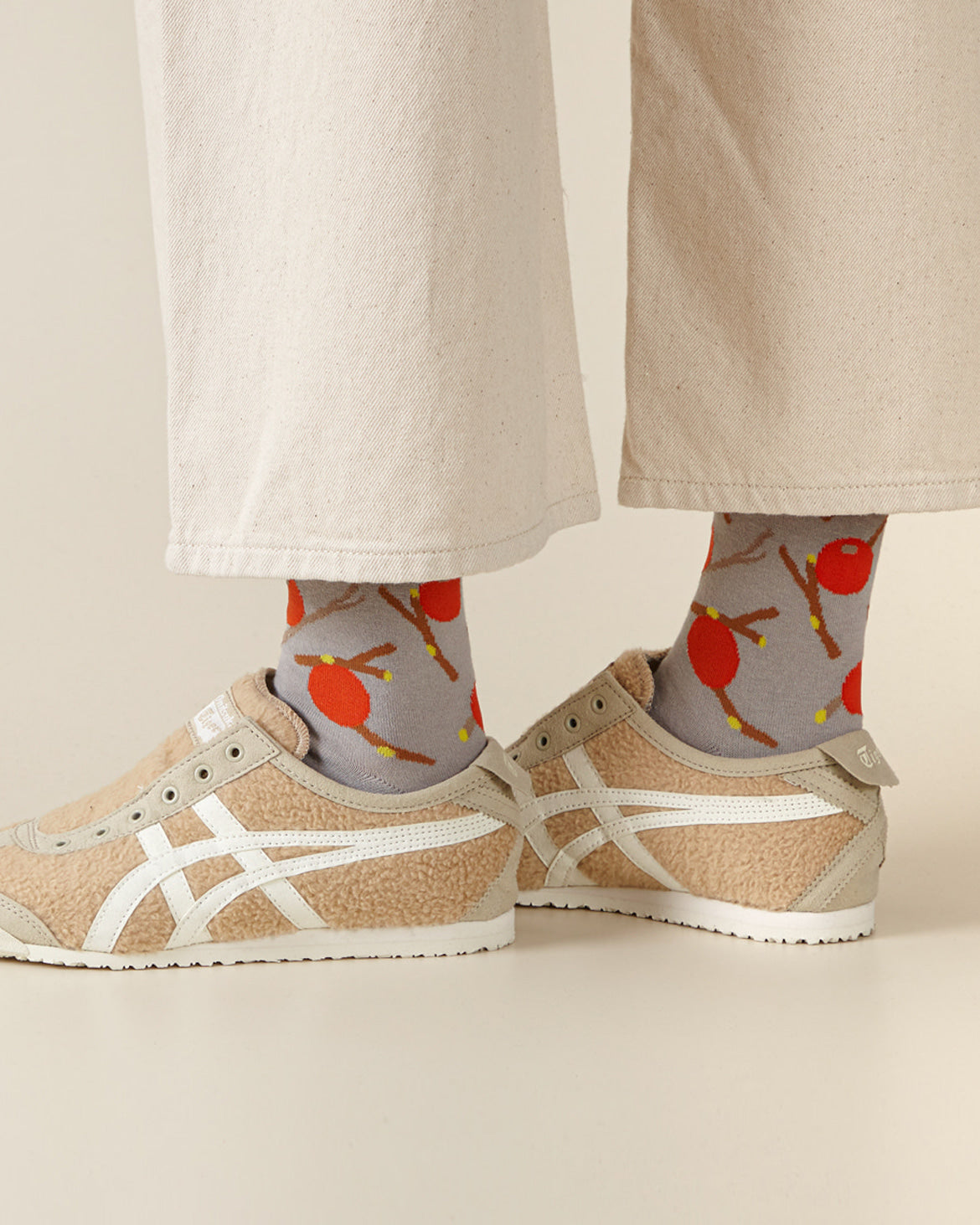 RED FRUIT SOCKS - GREY