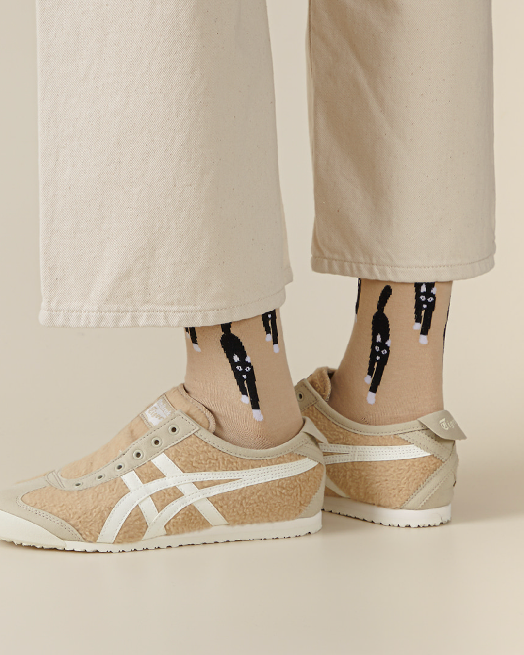CAT COMING SOCKS - BEIGE