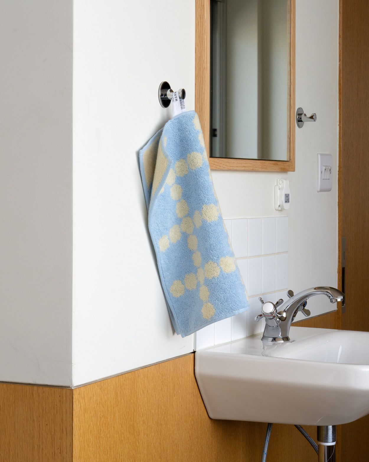 BLOSSOM CHECK HAND TOWEL - SKY BLUE