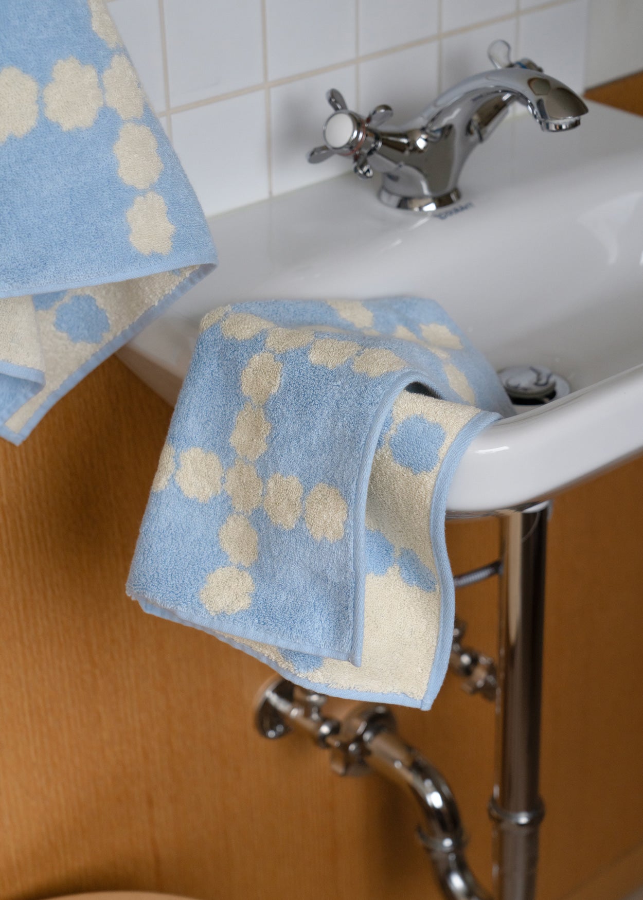 BLOSSOM CHECK HAND TOWEL - SKY BLUE