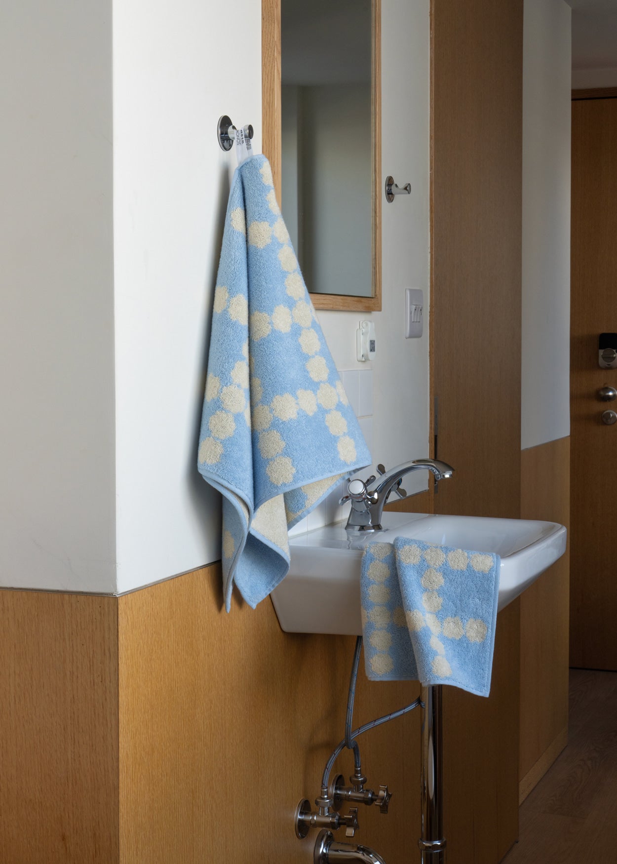 BLOSSOM CHECK HAND TOWEL - SKY BLUE