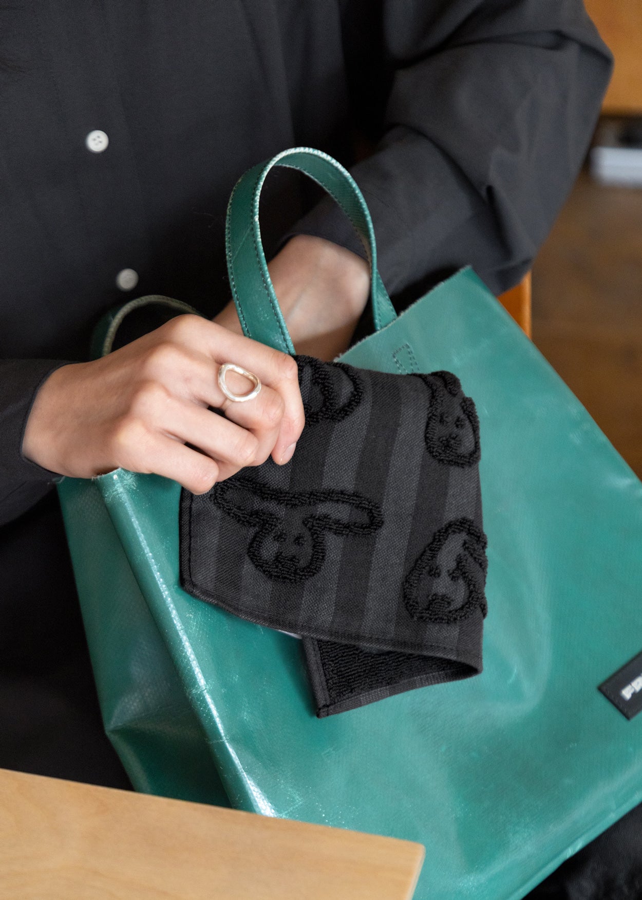 BUNNY BUNNY HAND CLOTH - BLACK