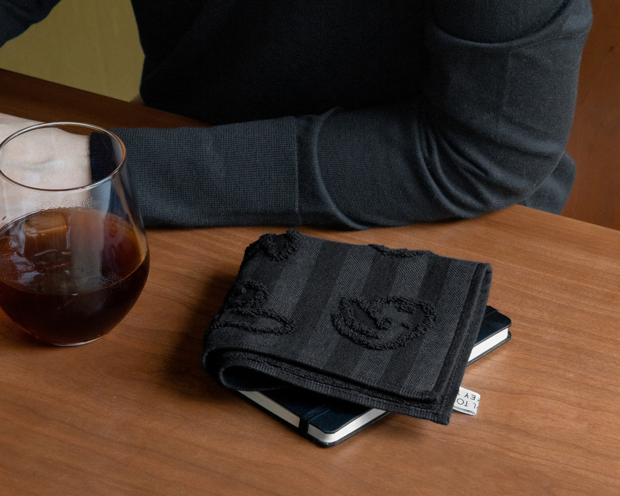 BUNNY BUNNY HAND CLOTH - BLACK