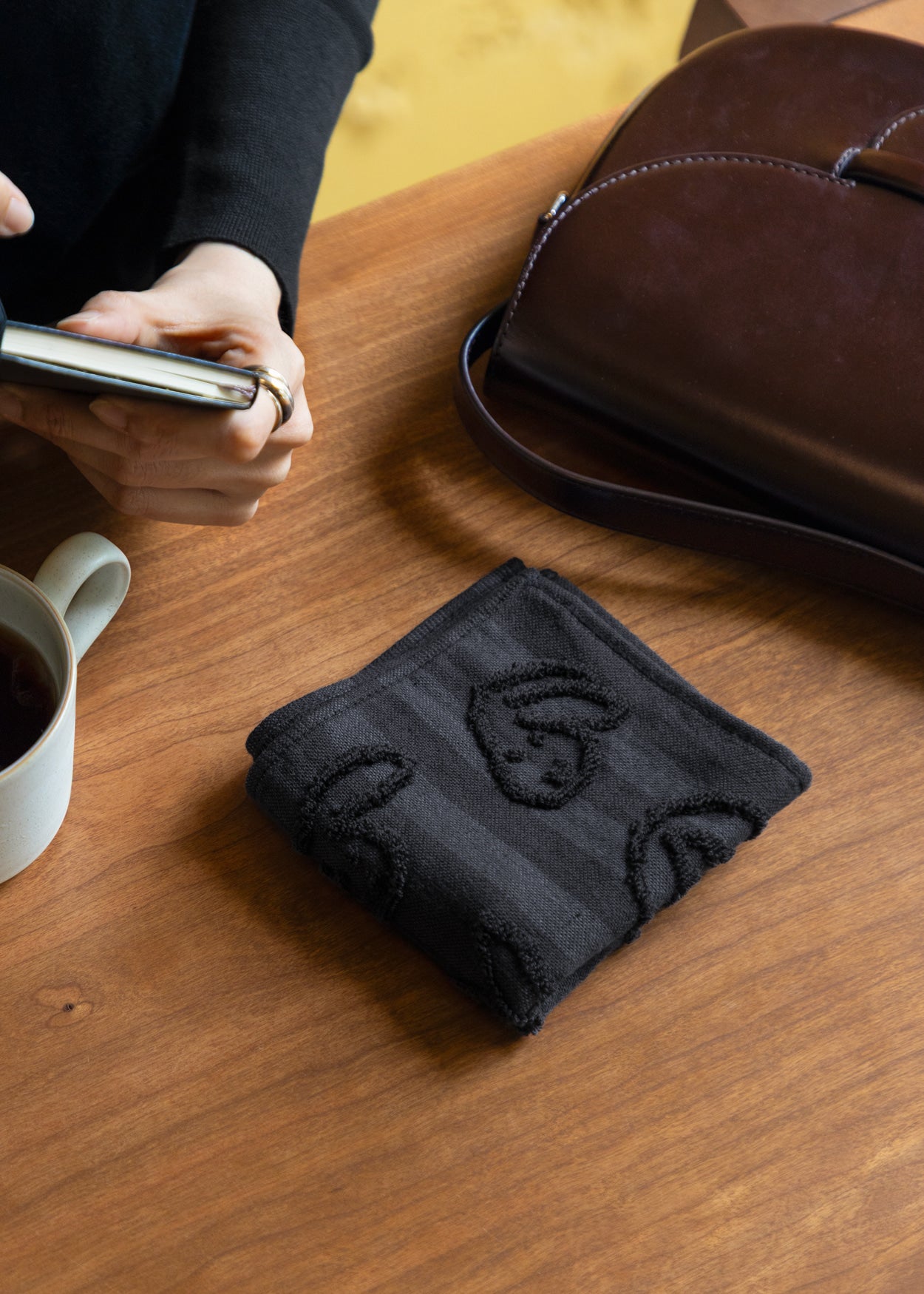 BUNNY BUNNY HAND CLOTH - BLACK