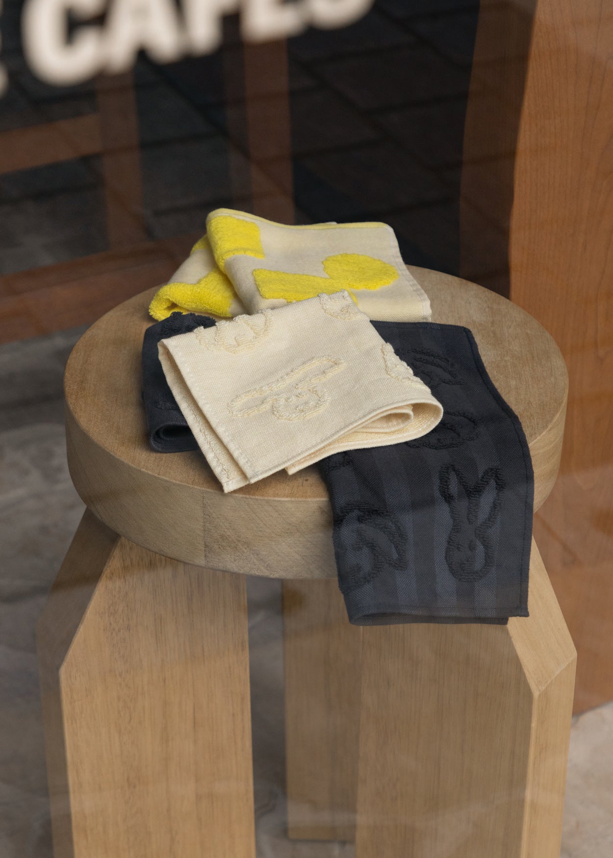 BUNNY BUNNY HAND CLOTH - BLACK