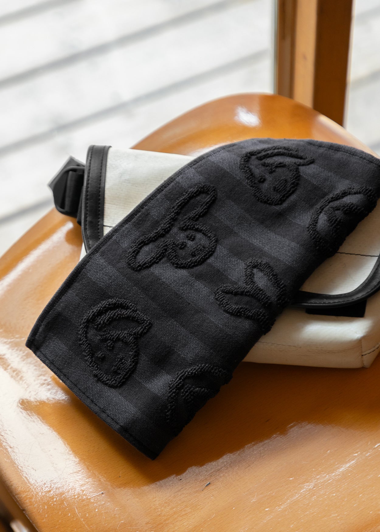 BUNNY BUNNY HAND CLOTH - BLACK
