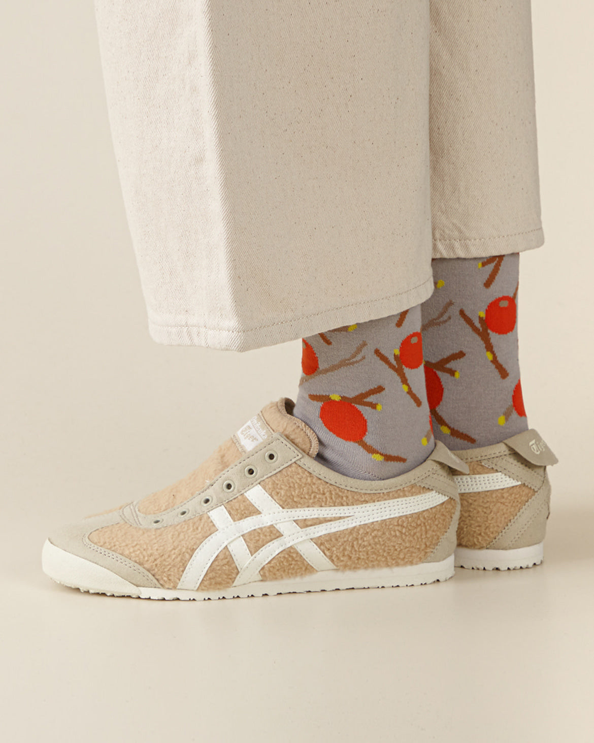 RED FRUIT SOCKS - GREY