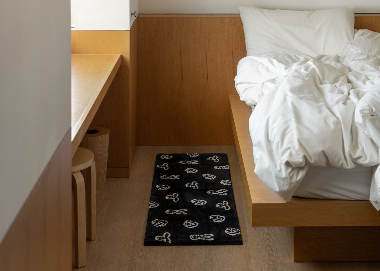 BUNNY BUNNY RUG - BLACK (140x45cm)