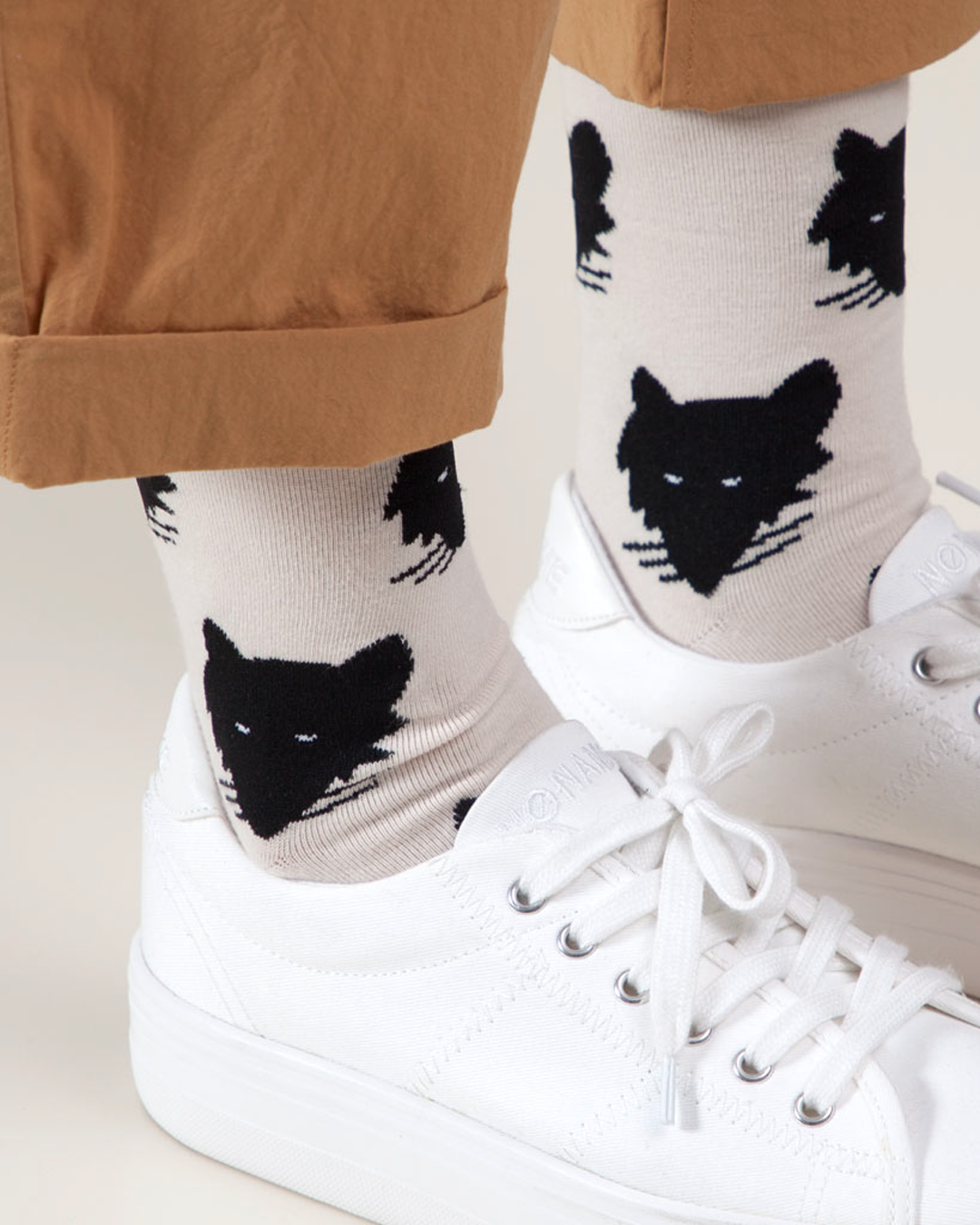 WOLF SOCKS - CREAM WHITE