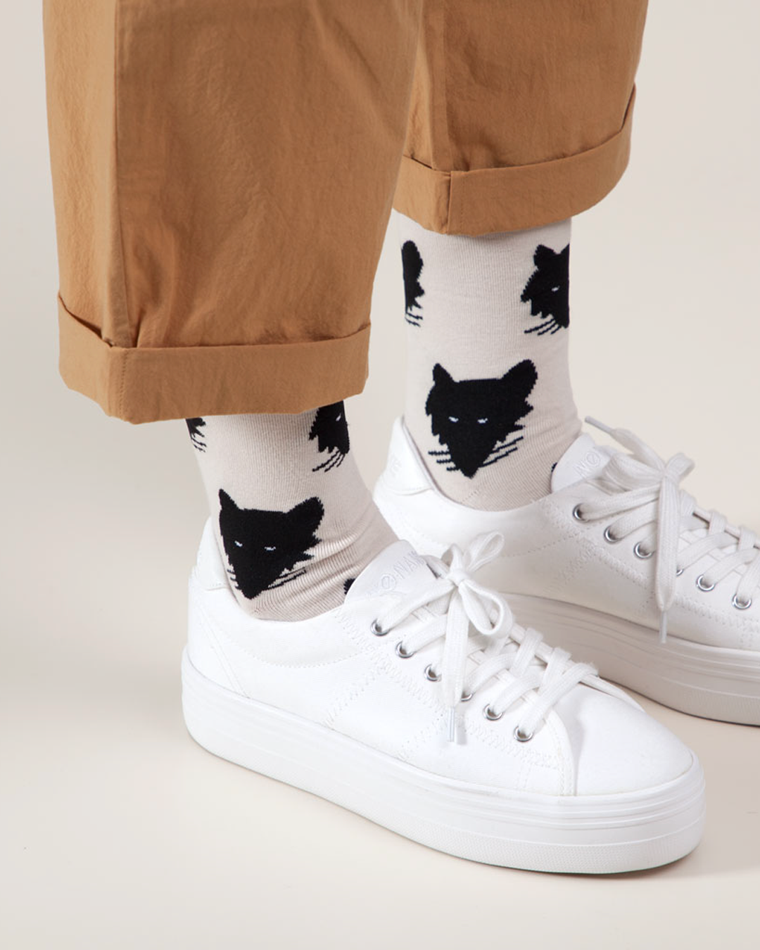 WOLF SOCKS - CREAM WHITE